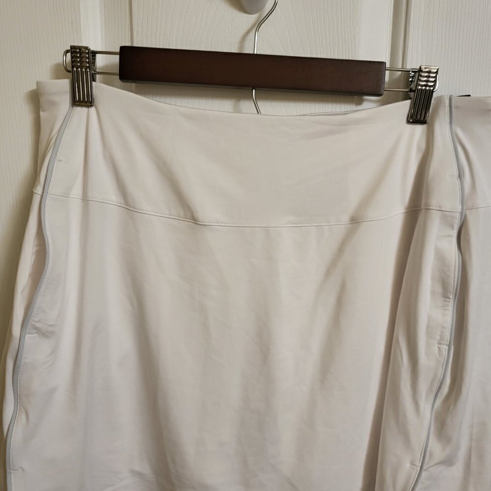 Nike white with light grey stripe skorts Size Large NWT - Picture 5 of 12